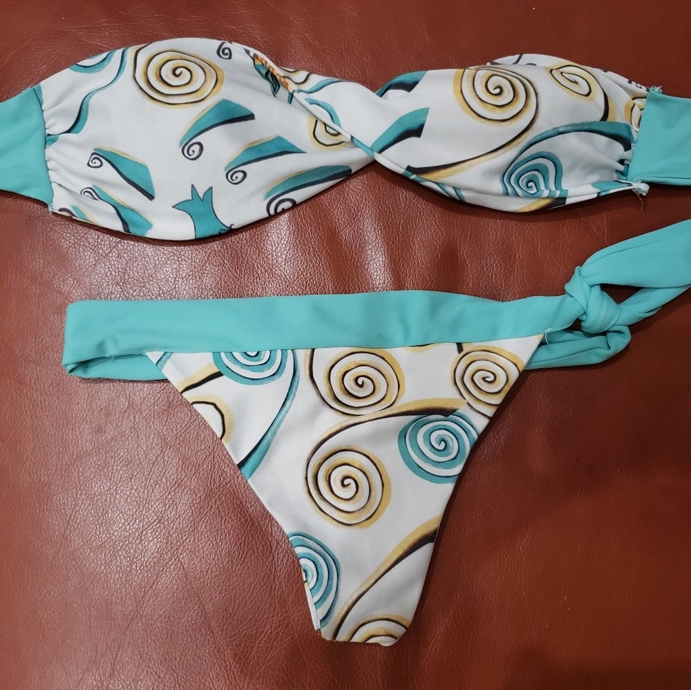 Bikini - Picture 2 of 3